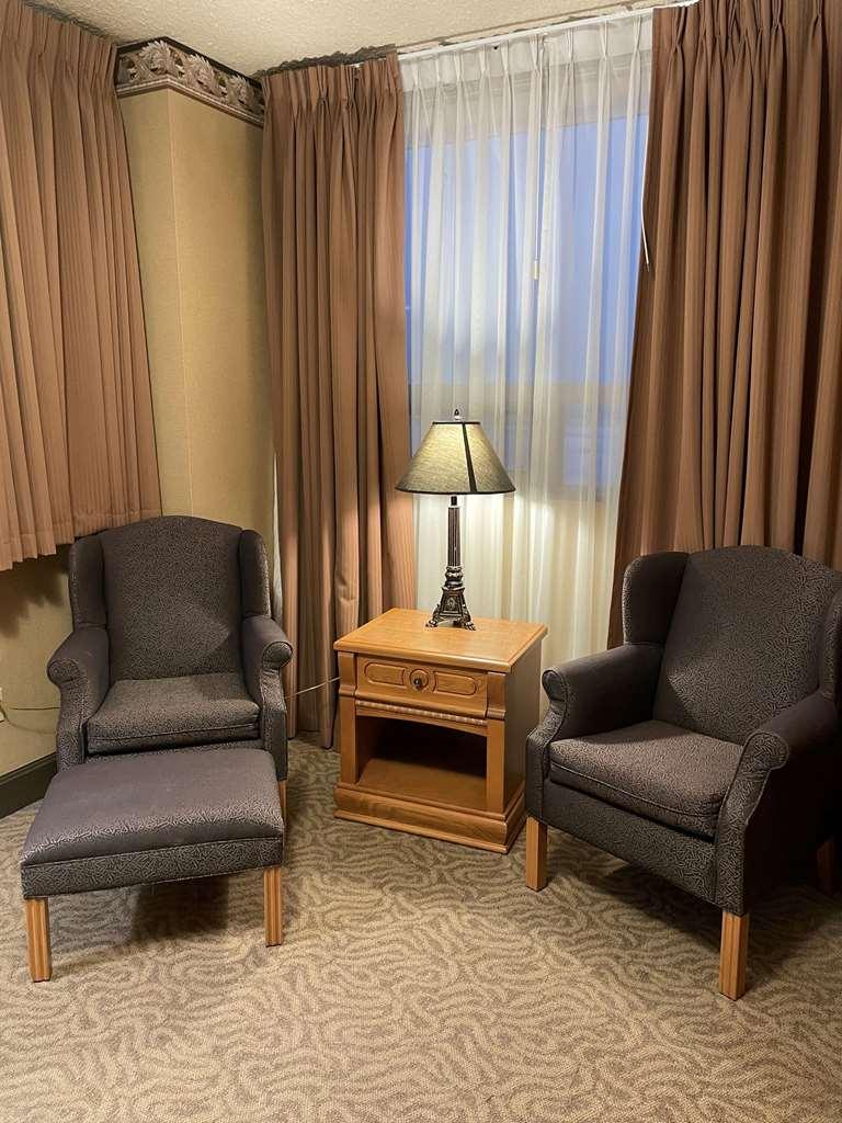 Hotel The Glenmore & Convention Centre 3*