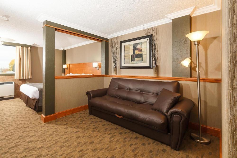 The Glenmore & Convention Centre Hotel